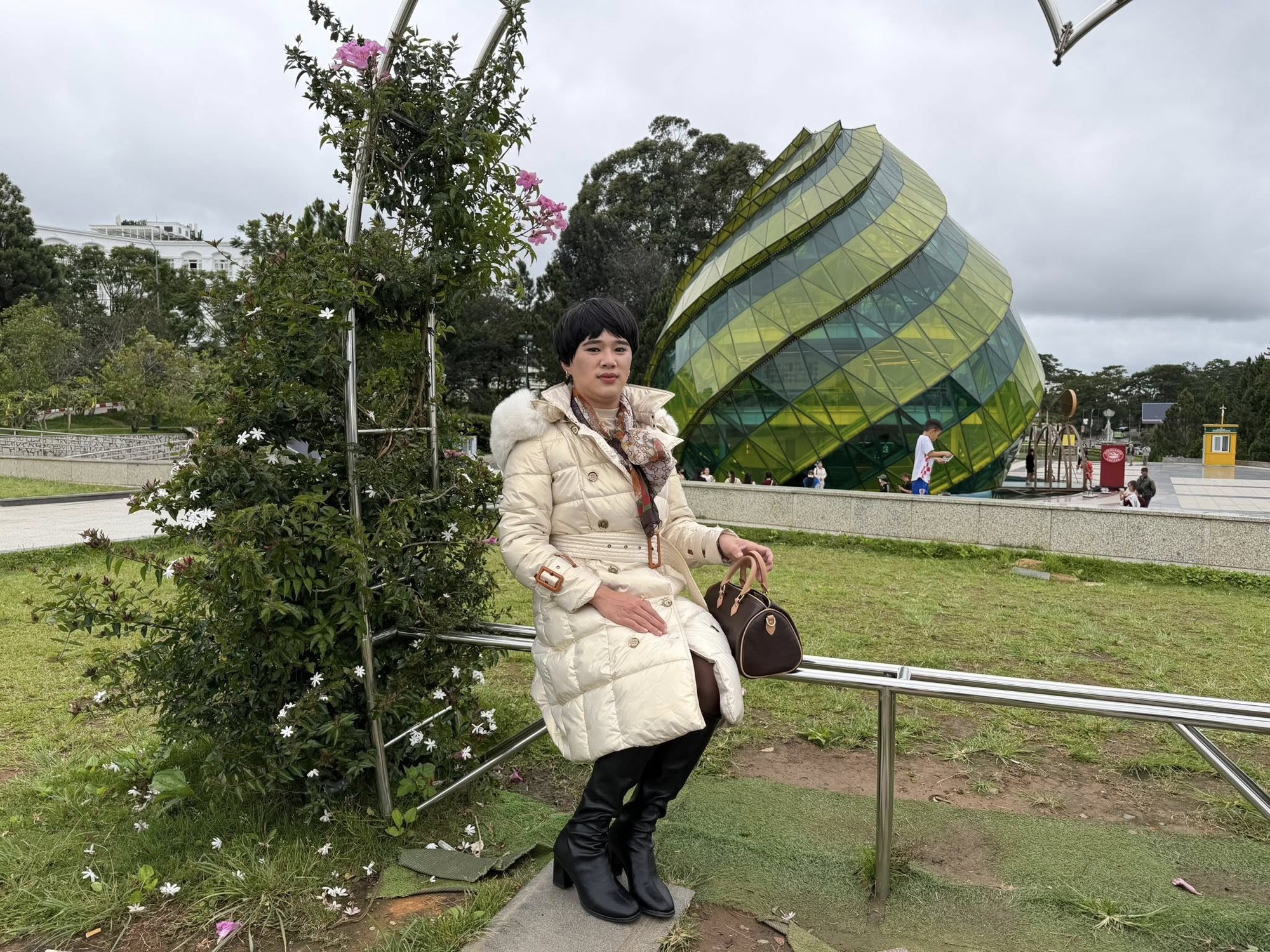 Vũ trụ Hồng Thơ thớ lợ - Hùng dấm dớ - Dung ấm ớ - Đỗ Lụa nám là gì mà hot khắp MXH?- Ảnh 7.