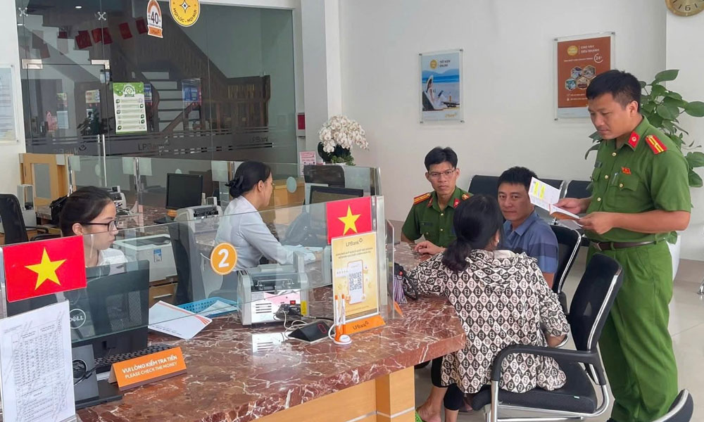Người phụ nữ SN 1957 chuyển khoản 900 triệu đồng mua đồng hồ xịn của bạn "tỷ phú", mong bán lại 4 tỷ đồng kiếm lời - Ảnh 2.