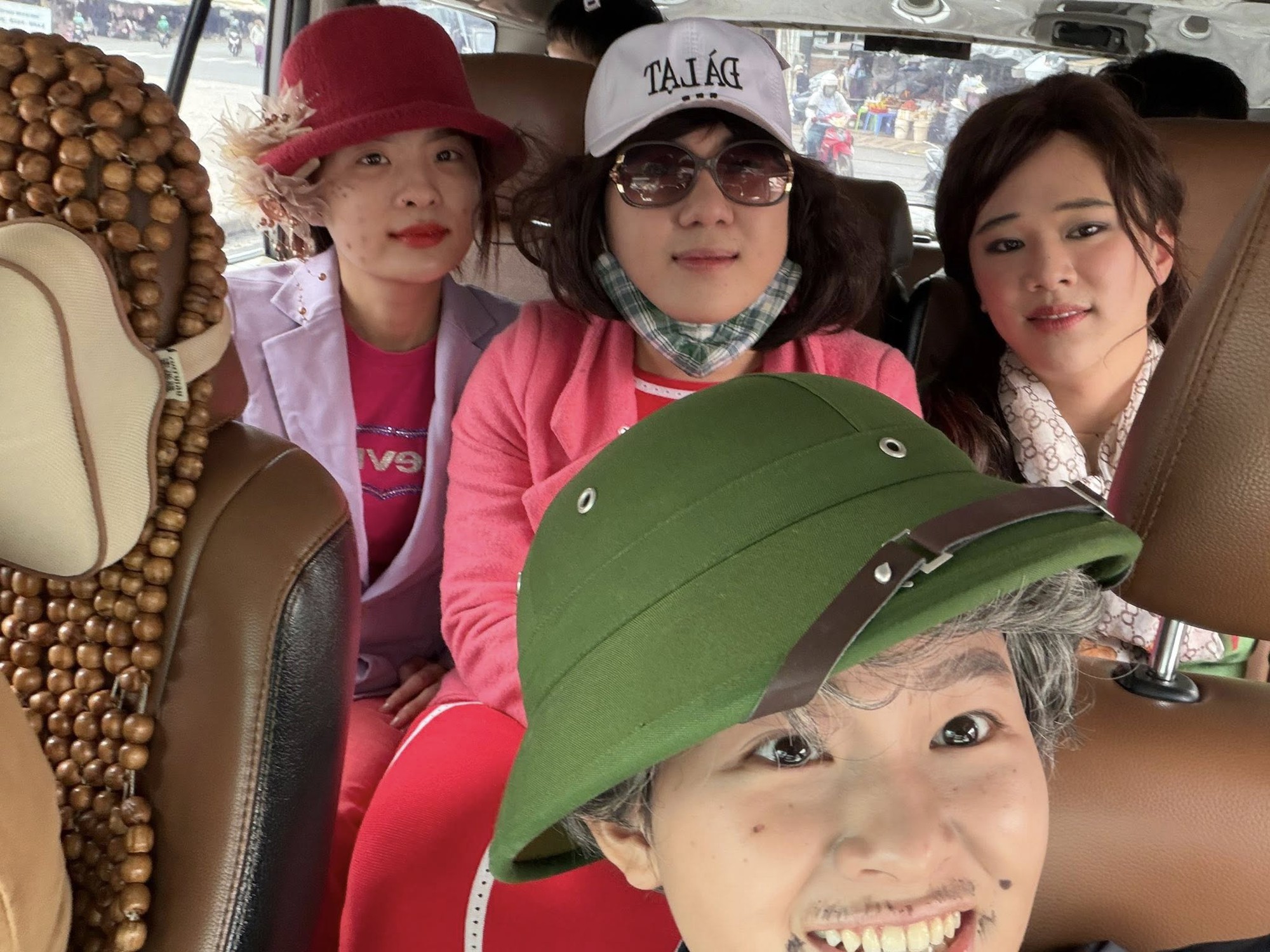 Vũ trụ Hồng Thơ thớ lợ - Hùng dấm dớ - Dung ấm ớ - Đỗ Lụa nám là gì mà hot khắp MXH?- Ảnh 1.