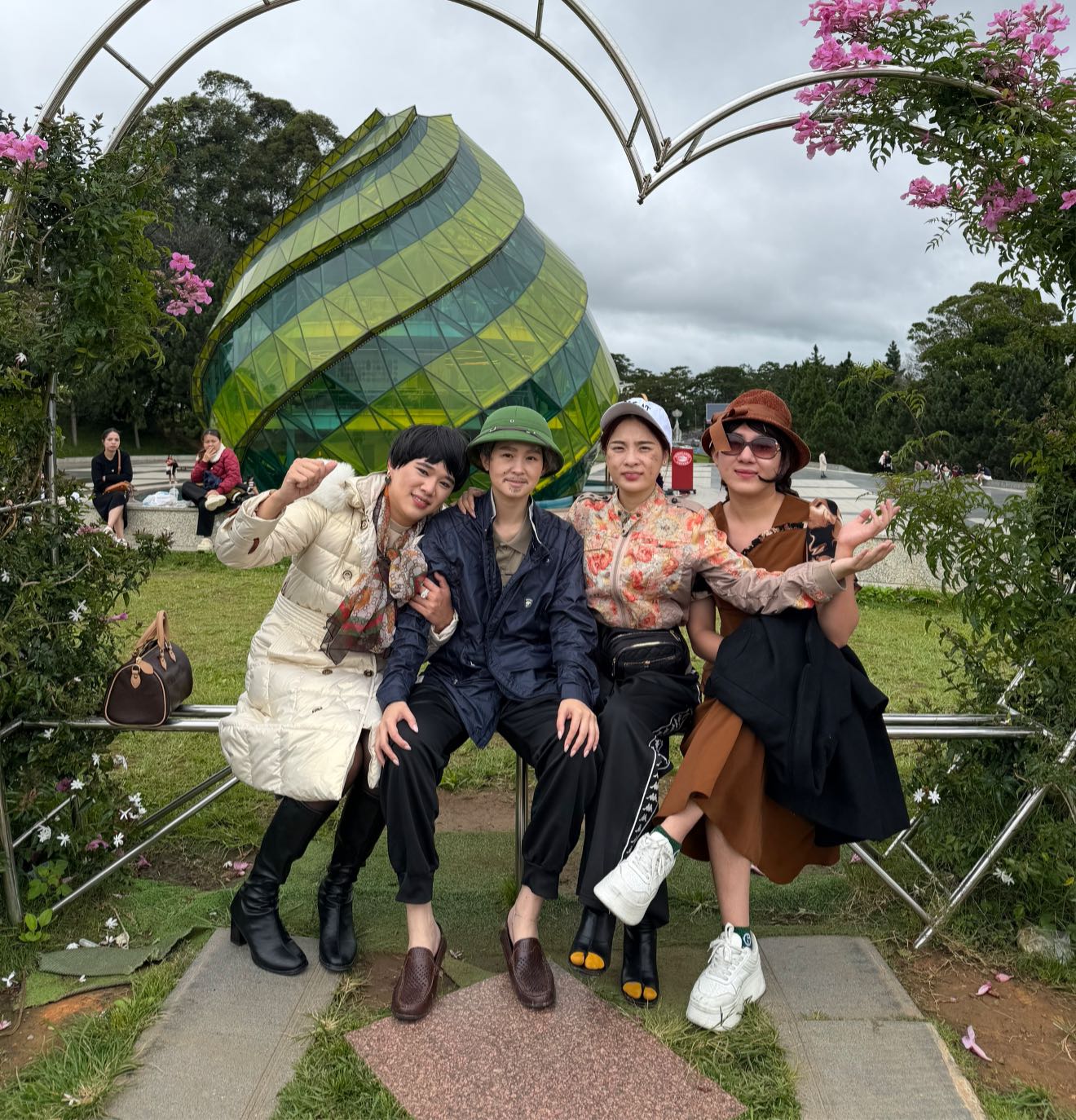 Vũ trụ Hồng Thơ thớ lợ - Hùng dấm dớ - Dung ấm ớ - Đỗ Lụa nám là gì mà hot khắp MXH?- Ảnh 5.