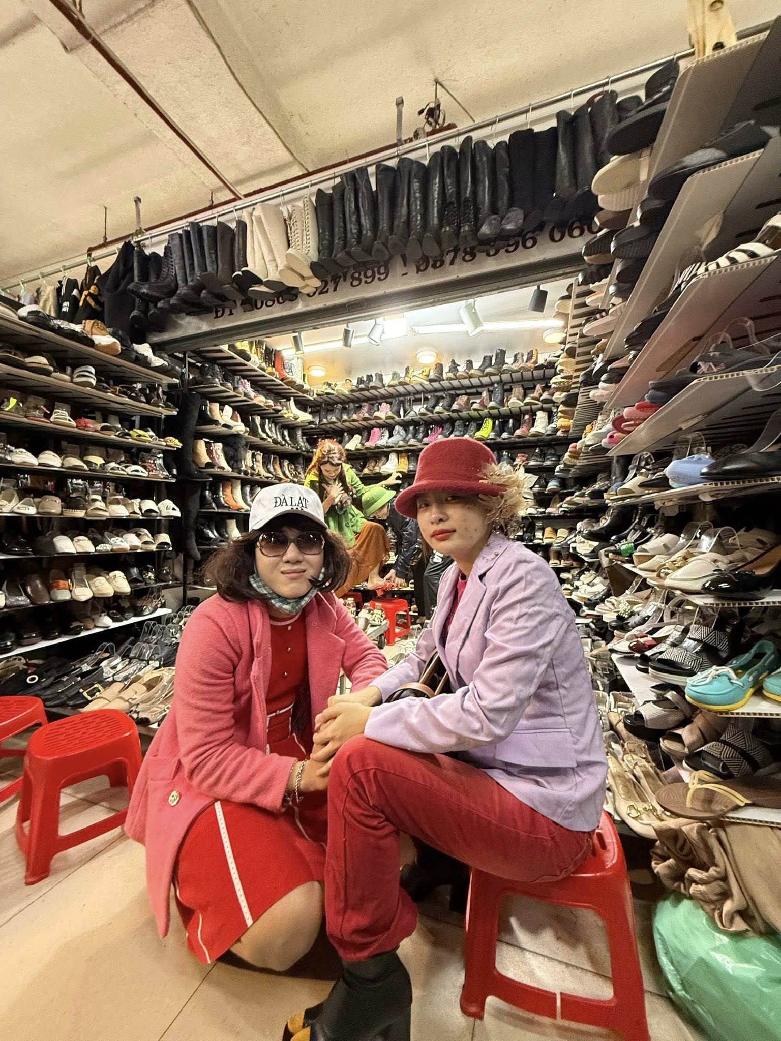 Vũ trụ Hồng Thơ thớ lợ - Hùng dấm dớ - Dung ấm ớ - Đỗ Lụa nám là gì mà hot khắp MXH?- Ảnh 4.