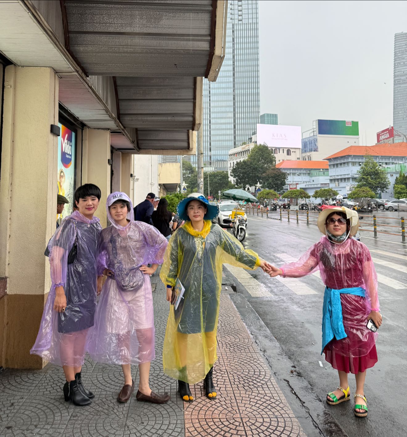 Vũ trụ Hồng Thơ thớ lợ - Hùng dấm dớ - Dung ấm ớ - Đỗ Lụa nám là gì mà hot khắp MXH?- Ảnh 6.