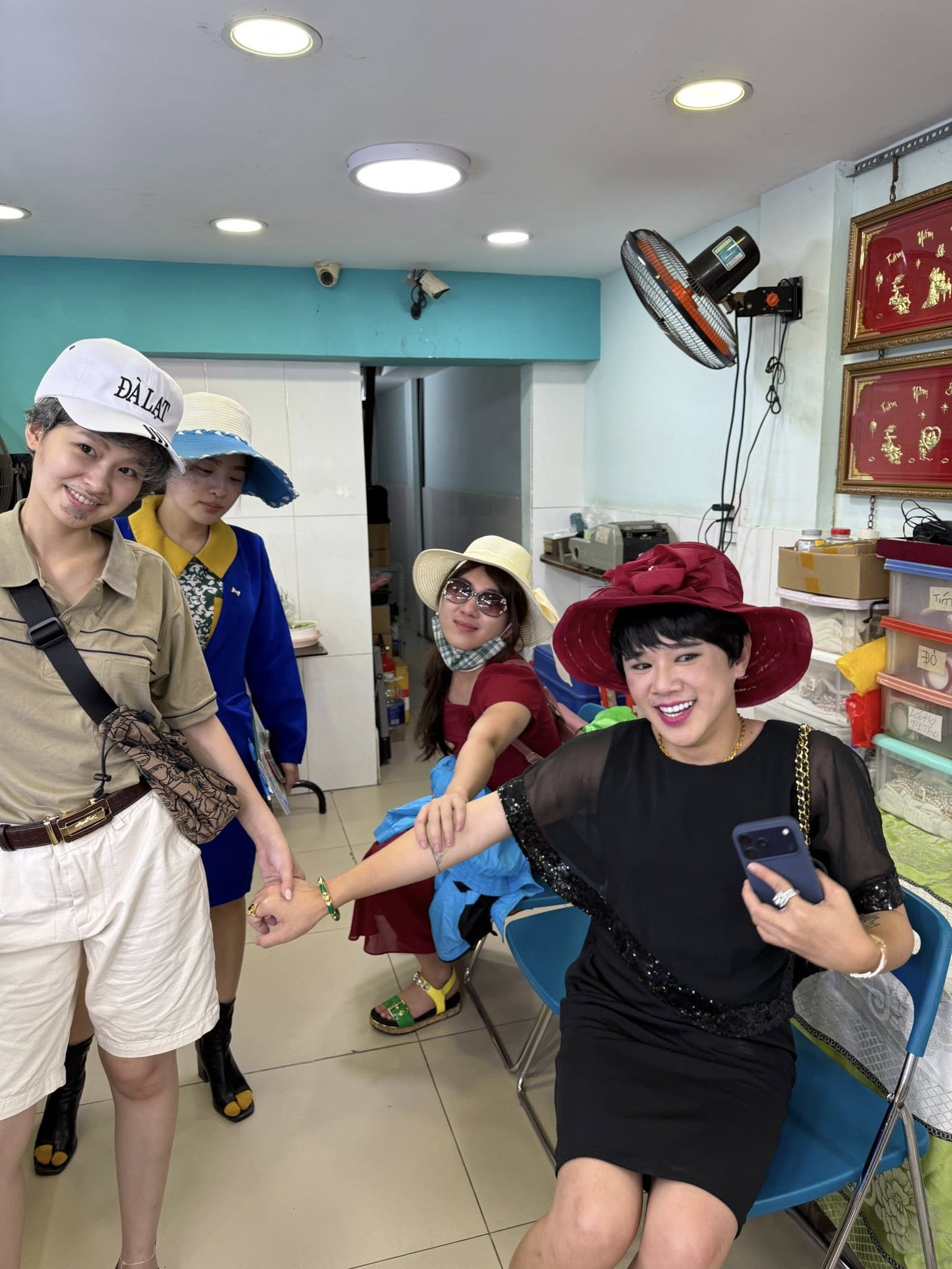 Vũ trụ Hồng Thơ thớ lợ - Hùng dấm dớ - Dung ấm ớ - Đỗ Lụa nám là gì mà hot khắp MXH?- Ảnh 2.