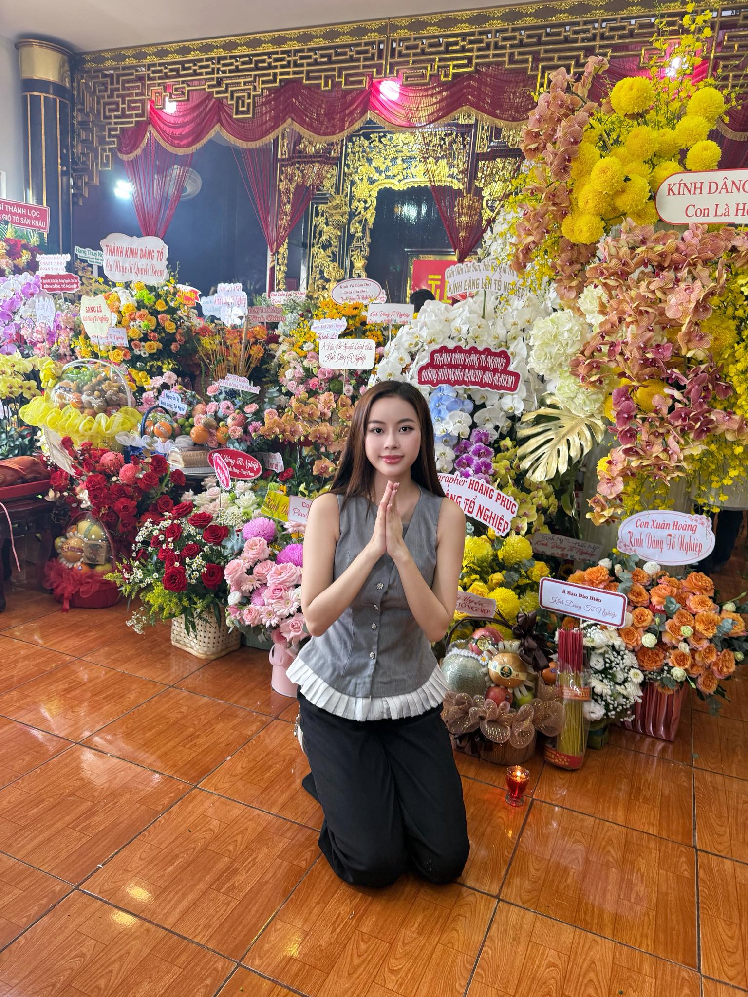 Tình trạng của NS Hoài Linh tại đền thờ 100 tỷ trong ngày giỗ Tổ sân khấu- Ảnh 6. Tình trạng của NS Hoài Linh tại đền thờ 100 tỷ trong ngày giỗ Tổ sân khấu- Ảnh 6.