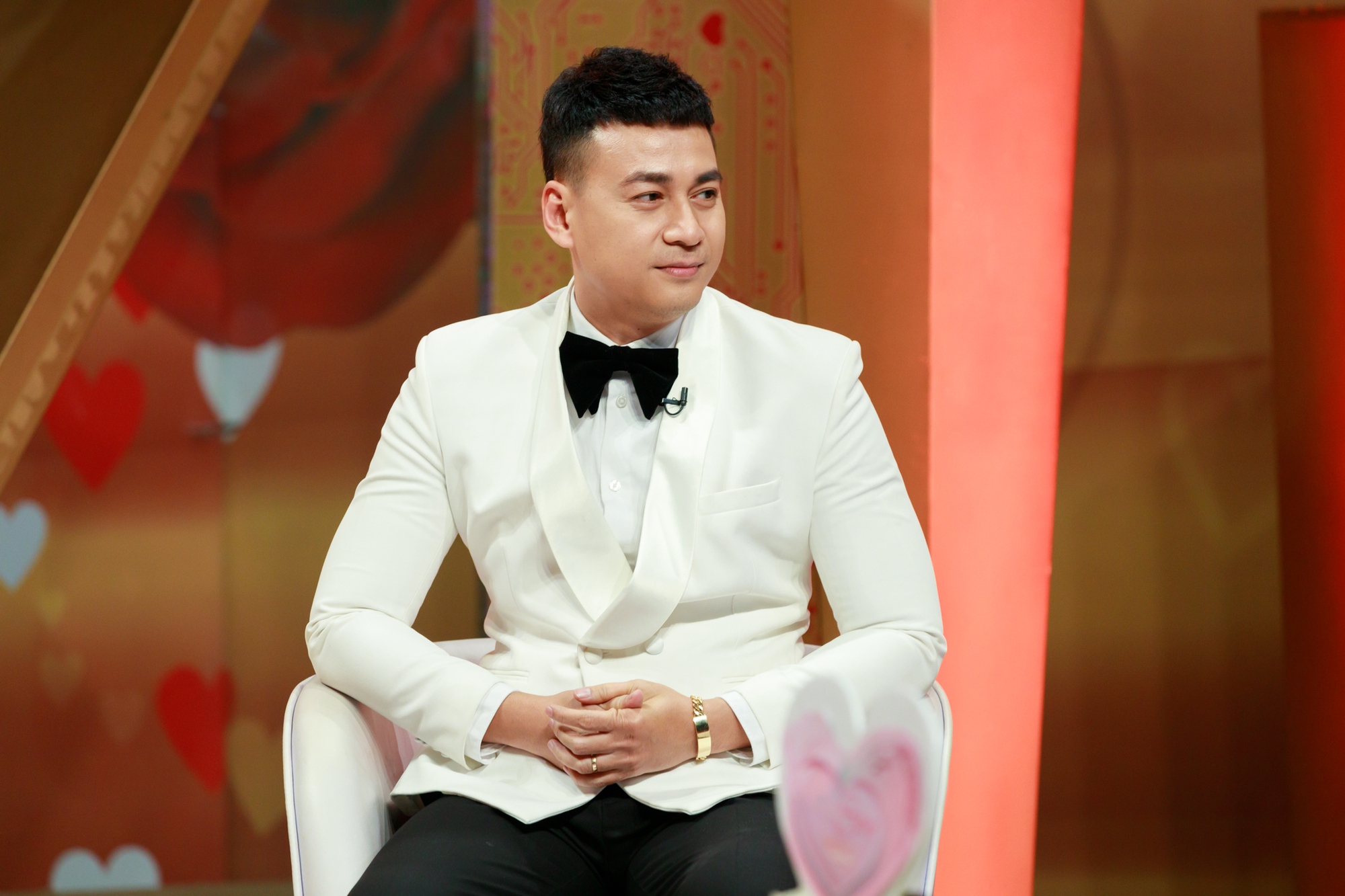 "Trai nhảy Vbiz" lấy vợ kém 17 tuổi: Vừa tốt nghiệp cấp 3 đã cưới gấp, visual U40 khó tin- Ảnh 10. "Trai nhảy Vbiz" lấy vợ kém 17 tuổi: Vừa tốt nghiệp cấp 3 đã cưới gấp, visual U40 khó tin- Ảnh 10.