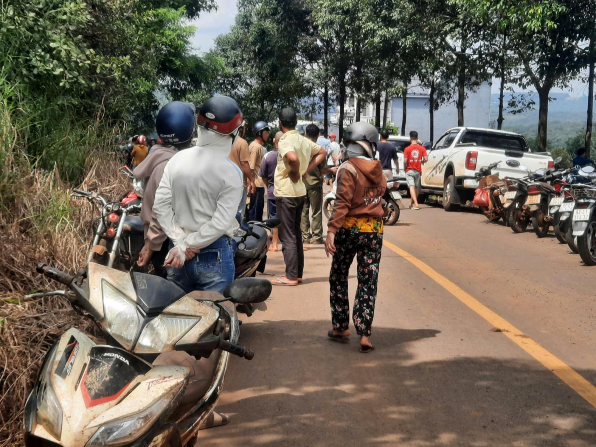 Vụ 3 người bị sát hại ở Đồng Nai: Xuất hiện clip kẻ lạ bịt mặt- Ảnh 1. Vụ 3 người bị sát hại ở Đồng Nai: Xuất hiện clip kẻ lạ bịt mặt- Ảnh 1.