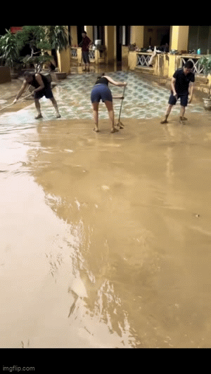 Thấy người phụ nữ Việt kêu "giúp tôi với", đoàn khách Tây lập tức lội bùn, xắn tay dọn dẹp sau lũ- Ảnh 3.