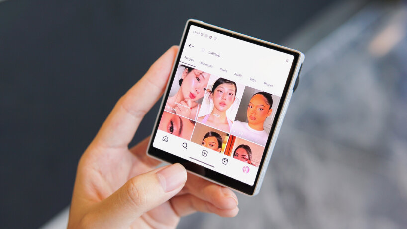 Điện Thoại Hình Vuông Này Có Camera Lật, Dùng Hệ Điều Hành Ai & Android, Lắp Thêm Case Bàn Phím Vào Trông Như Blackberry Sống Lại- Ảnh 3. Điện Thoại Hình Vuông Này Có Camera Lật, Dùng Hệ Điều Hành Ai & Android, Lắp Thêm Case Bàn Phím Vào Trông Như Blackberry Sống Lại- Ảnh 3.