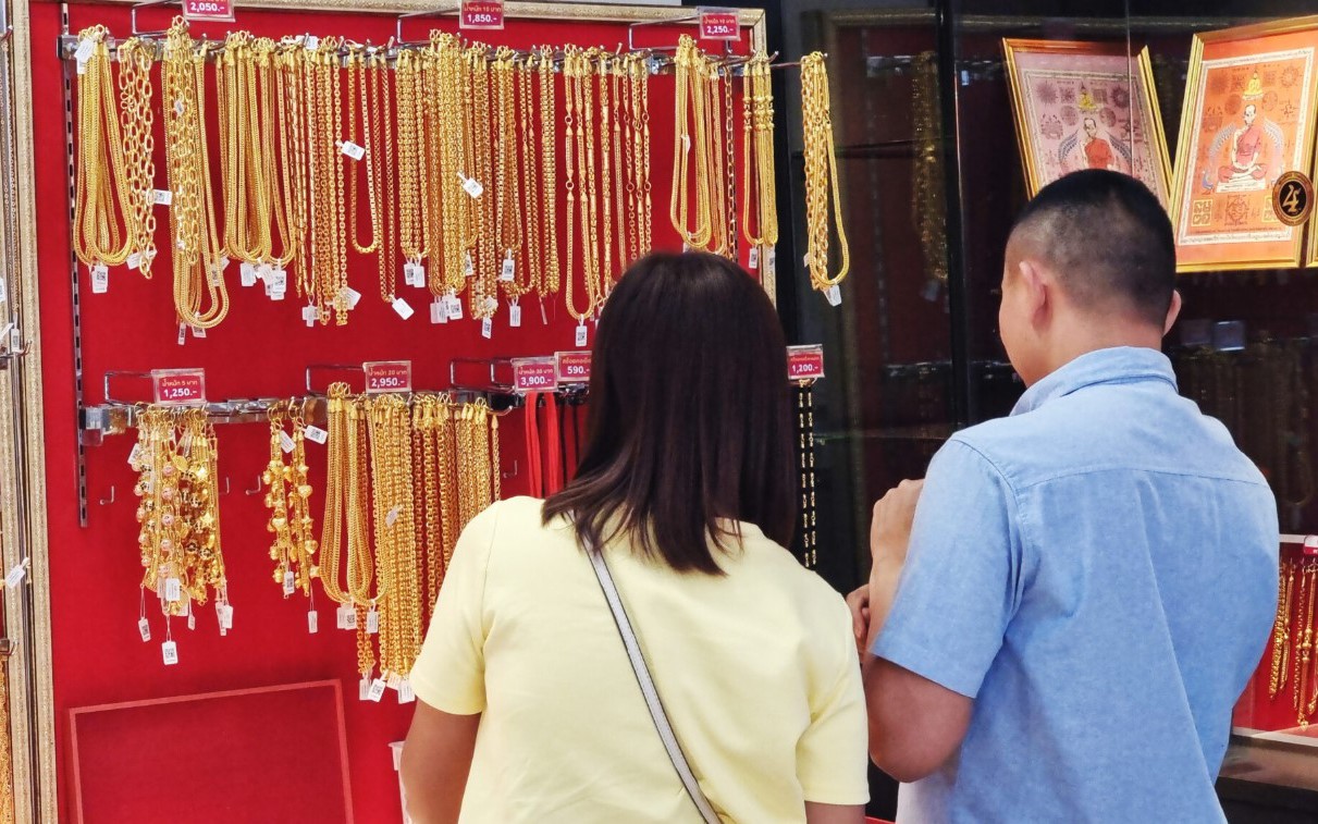 Nghịch lý tại Thái Lan: Giá vàng thật lập kỷ lục, người dân đổ xô mua... vàng giả
