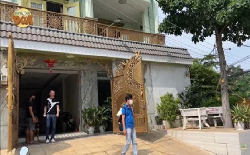 Nam danh hài lấy vợ 3 kém 29 tuổi: Cầm 300 cây vàng mua ô tô, mở nhà hàng 10 tỷ- Ảnh 6. Nam danh hài lấy vợ 3 kém 29 tuổi: Cầm 300 cây vàng mua ô tô, mở nhà hàng 10 tỷ- Ảnh 6.