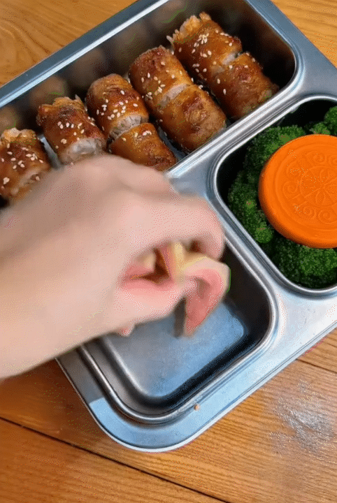 Mẹ bỉm 2 con mỗi ng&agrave;y đều dậy từ 5 giờ s&aacute;ng chuẩn bị cơm cho con đi học, thực đơn thay đổi li&ecirc;n tục, c&agrave;ng xem c&agrave;ng 