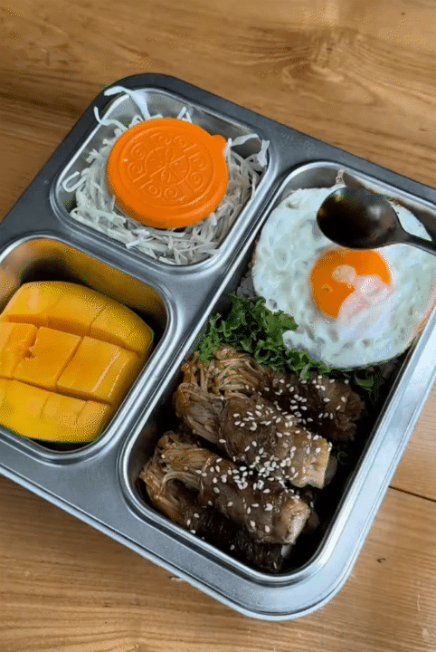 Mẹ bỉm 2 con mỗi ng&agrave;y đều dậy từ 5 giờ s&aacute;ng chuẩn bị cơm cho con đi học, thực đơn thay đổi li&ecirc;n tục, c&agrave;ng xem c&agrave;ng 