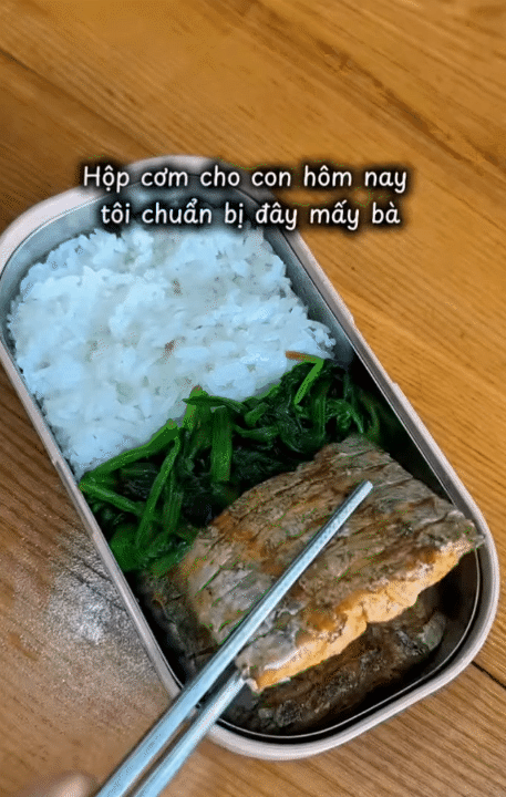 Mẹ bỉm 2 con mỗi ng&agrave;y đều dậy từ 5 giờ s&aacute;ng chuẩn bị cơm cho con đi học, thực đơn thay đổi li&ecirc;n tục, c&agrave;ng xem c&agrave;ng 