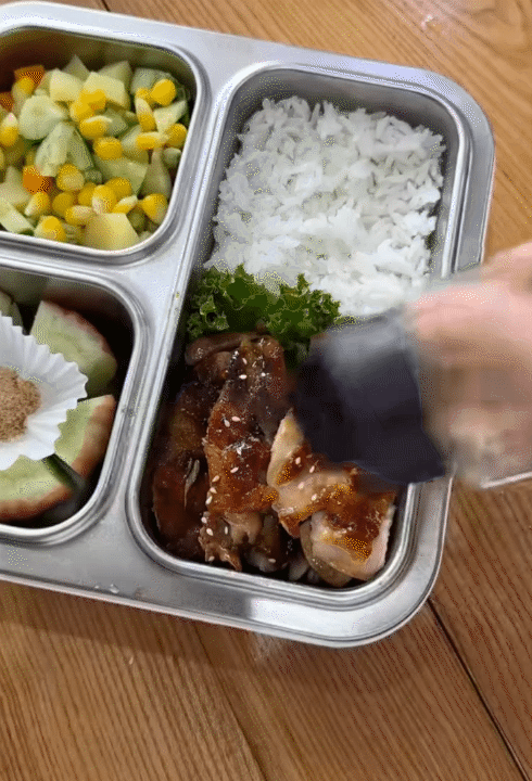 Mẹ bỉm 2 con mỗi ng&agrave;y đều dậy từ 5 giờ s&aacute;ng chuẩn bị cơm cho con đi học, thực đơn thay đổi li&ecirc;n tục, c&agrave;ng xem c&agrave;ng 