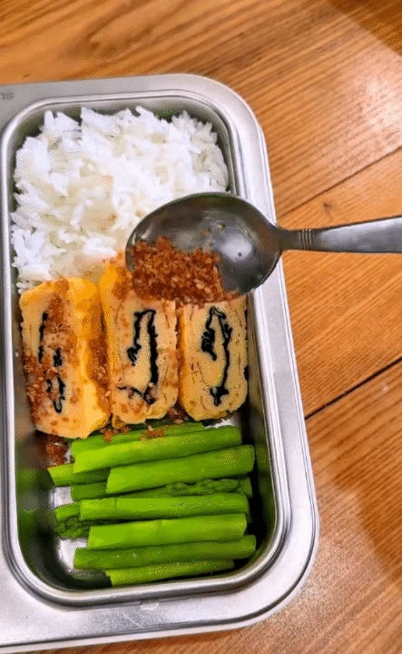 Mẹ bỉm 2 con mỗi ng&agrave;y đều dậy từ 5 giờ s&aacute;ng chuẩn bị cơm cho con đi học, thực đơn thay đổi li&ecirc;n tục, c&agrave;ng xem c&agrave;ng 