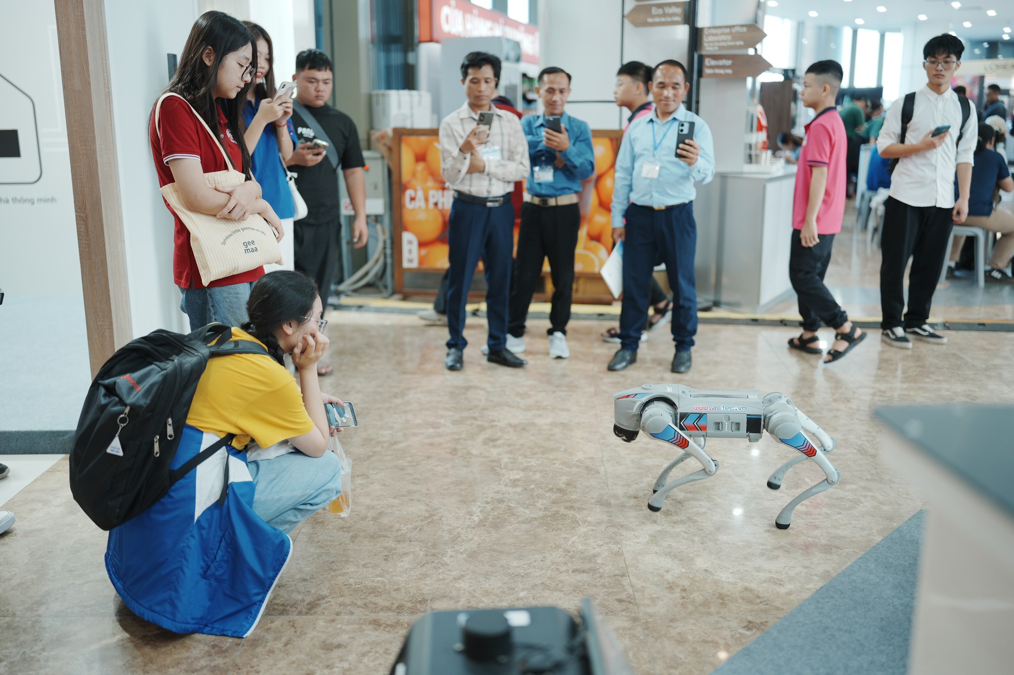 Triển Lãm Viie 2025: Hàng Nghìn Bạn Trẻ Đổ Về Khám Phá Công Nghệ, Trải Nghiệm Chuyển Đổi Xanh Và Tài Chính Số- Ảnh 10. Triển Lãm Viie 2025: Hàng Nghìn Bạn Trẻ Đổ Về Khám Phá Công Nghệ, Trải Nghiệm Chuyển Đổi Xanh Và Tài Chính Số- Ảnh 10.