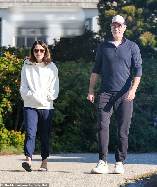 Cựu CEO bị bắt ngoại tình tại concert Coldplay xuất hiện hạnh phúc bên vợ “chính thất” sau 3 tháng nổi tiếng bất đắc dĩ- Ảnh 1.