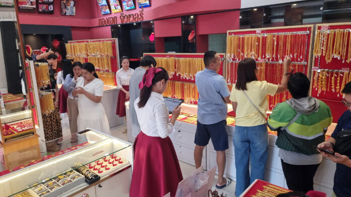 Nghịch lý tại Thái Lan: Giá vàng thật lập kỷ lục, người dân đổ xô mua... vàng giả- Ảnh 1. Nghịch lý tại Thái Lan: Giá vàng thật lập kỷ lục, người dân đổ xô mua... vàng giả- Ảnh 1.