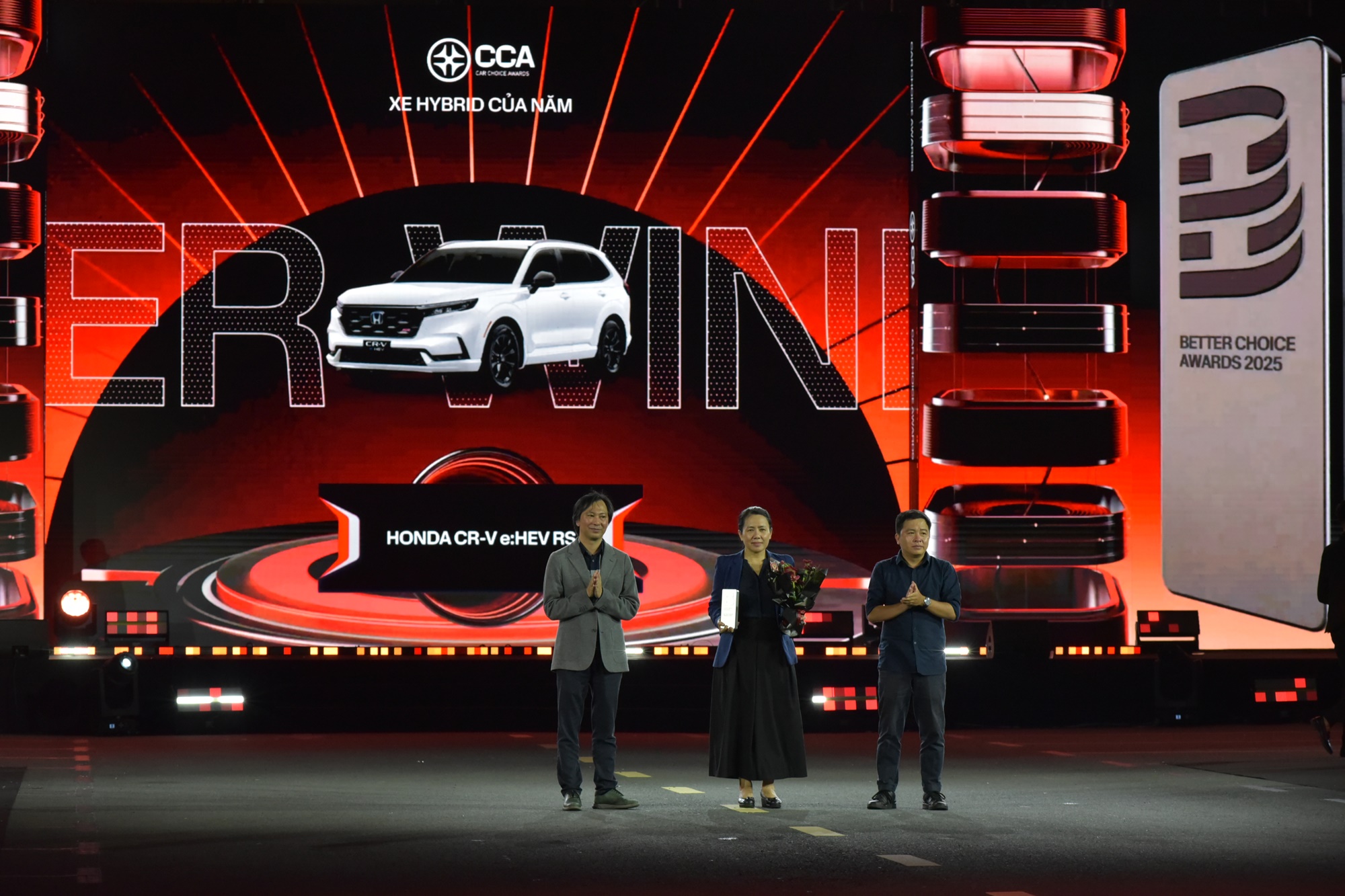 Vượt c&aacute;c xe của Toyota, BYD, Honda CR-V e:HEV RS thắng c&aacute;ch biệt giải &lsquo;Xe hybrid của năm&rsquo;- Ảnh 2.