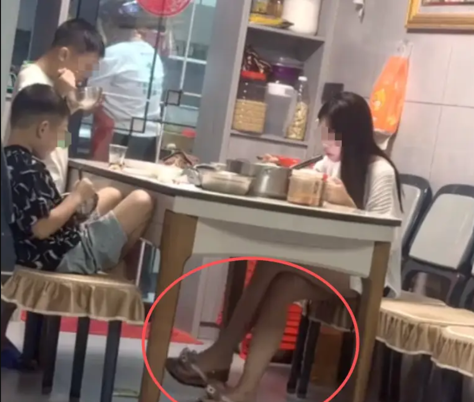 Hình ảnh khiến nhiều người bức xúc: Không hiểu tại sao lại có hành động như vậy với con mình!- Ảnh 1. Hình ảnh khiến nhiều người bức xúc: Không hiểu tại sao lại có hành động như vậy với con mình!- Ảnh 1.