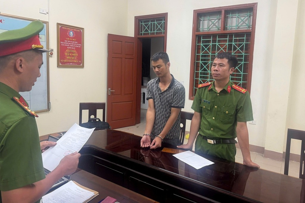 Tạm giữ đối tượng bắt tài xế xe buýt quỳ gối rồi dùng thắt lưng đánh tới tấp- Ảnh 1.