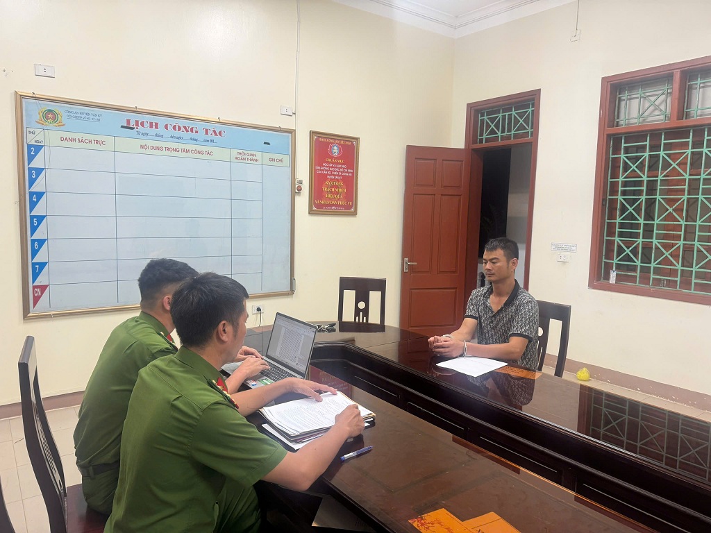 Tạm giữ hình sự Nguyễn Văn Hòa sau đoạn clip phẫn nộ- Ảnh 2. Tạm giữ hình sự Nguyễn Văn Hòa sau đoạn clip phẫn nộ- Ảnh 2.