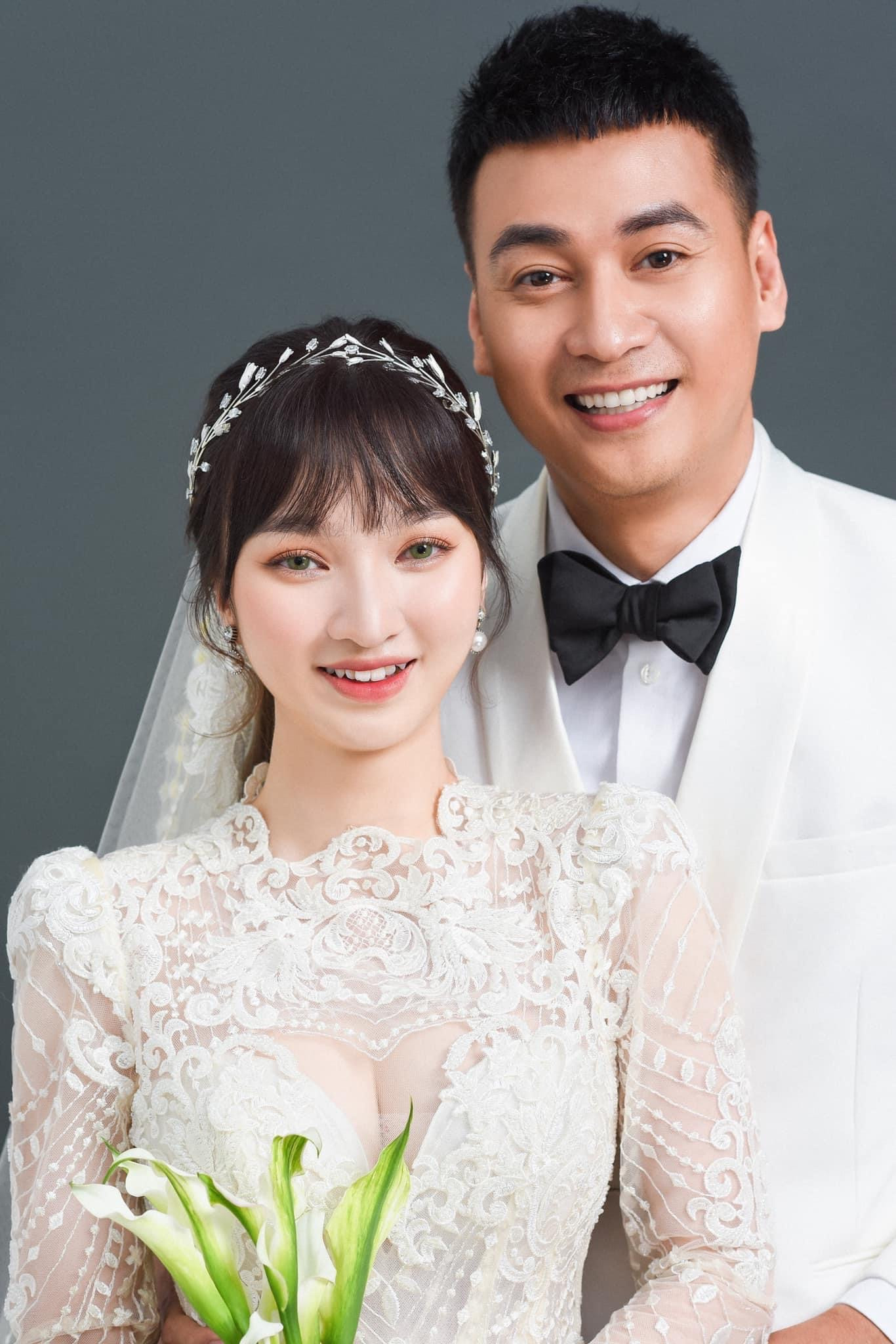 "Trai nhảy Vbiz" lấy vợ kém 17 tuổi: Vừa tốt nghiệp cấp 3 đã cưới gấp, visual U40 khó tin- Ảnh 4. "Trai nhảy Vbiz" lấy vợ kém 17 tuổi: Vừa tốt nghiệp cấp 3 đã cưới gấp, visual U40 khó tin- Ảnh 4.