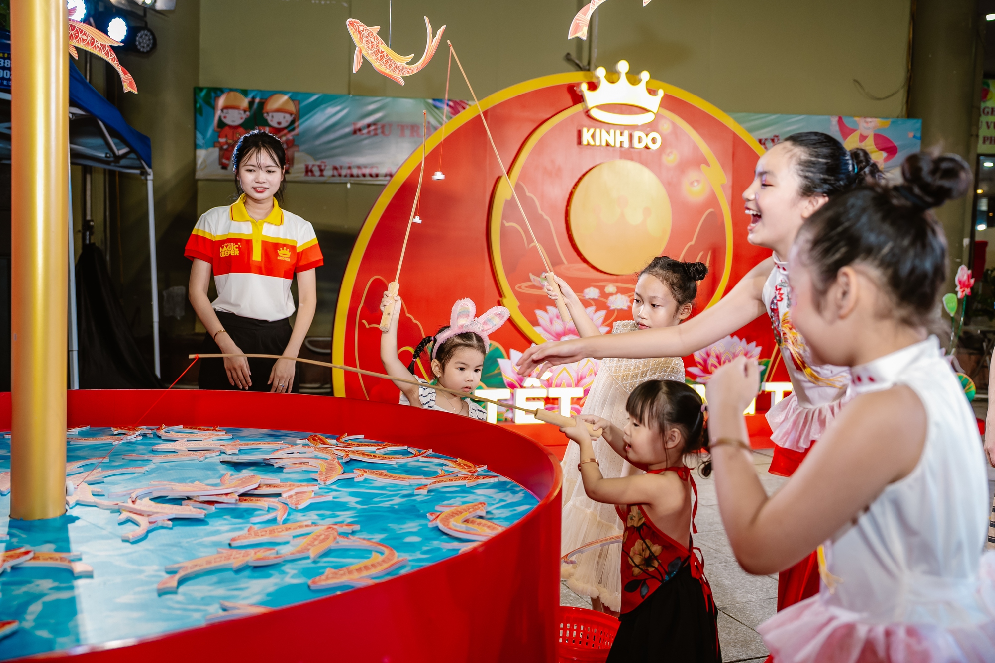 Bảo tồn n&eacute;t đẹp văn h&oacute;a truyền thống Tết Đo&agrave;n vi&ecirc;n, Kinh Đ&ocirc; c&ugrave;ng VECCA "b&agrave;y tiệc" tr&ocirc;ng trăng- Ảnh 2.