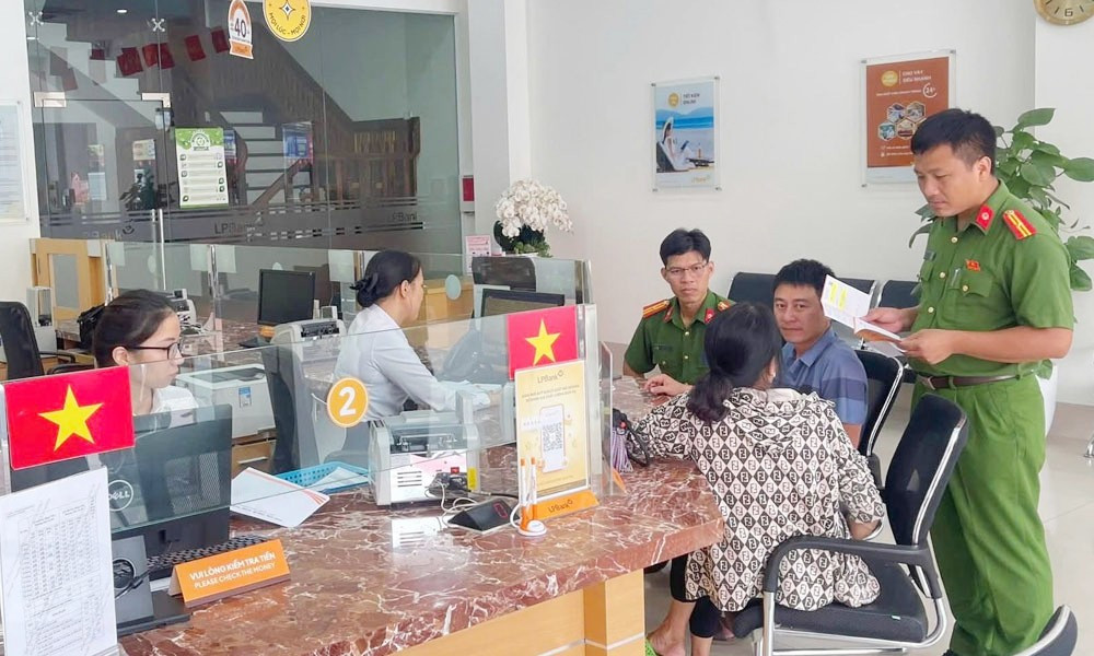 Kết bạn với tỷ phú trên mạng, người phụ nữ bị lừa 900 triệu đồng- Ảnh 1.