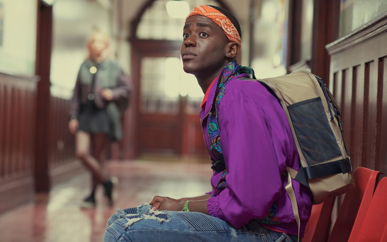 Xem Sex Education, t&ocirc;i mới nhớ đến đoạn clip trong camera ph&ograve;ng kh&aacute;ch: Con trai t&ocirc;i nửa đ&ecirc;m ngồi tr&ecirc;n sofa, &ocirc;m điện thoại kh&oacute;c rất l&acirc;u- Ảnh 1.