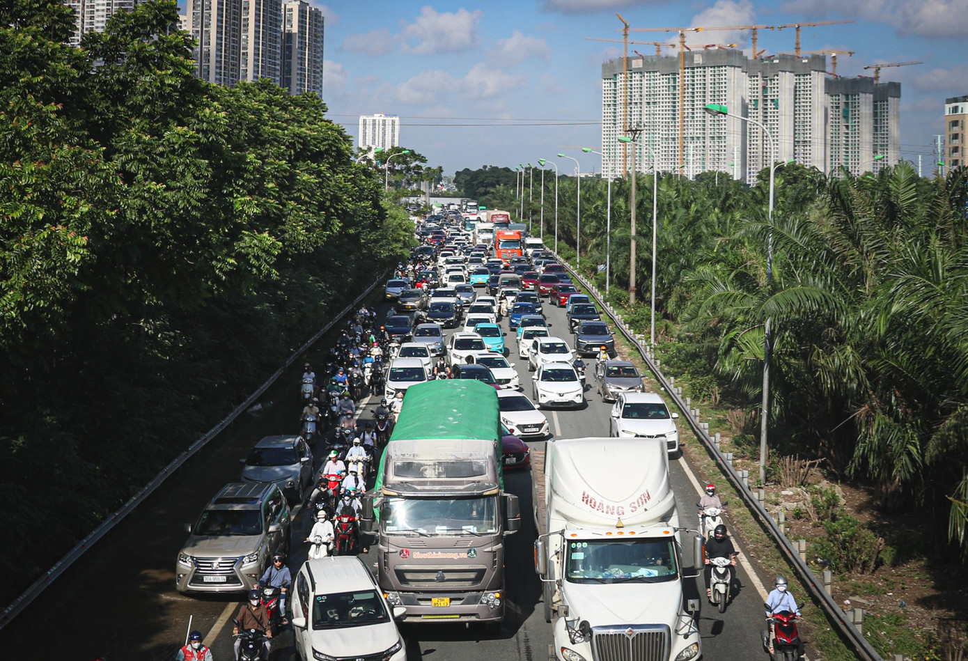 Đường gom Đại lộ Thăng Long vẫn ngập, xe nối đuôi ùn dài hàng km- Ảnh 10.