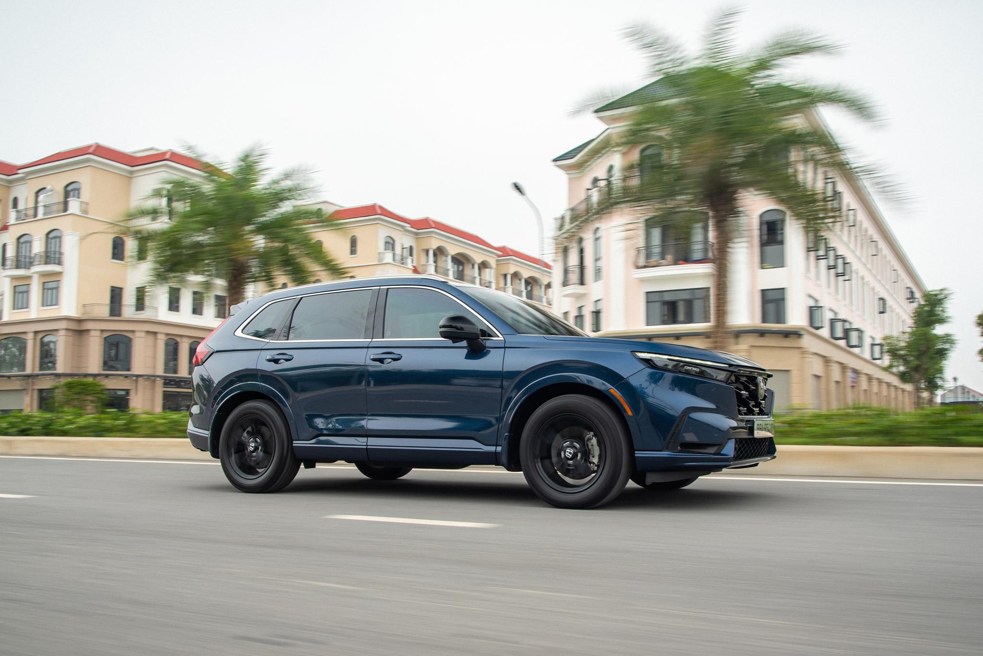 Vượt c&aacute;c xe của Toyota, BYD, Honda CR-V e:HEV RS thắng c&aacute;ch biệt giải &lsquo;Xe hybrid của năm&rsquo;- Ảnh 4.