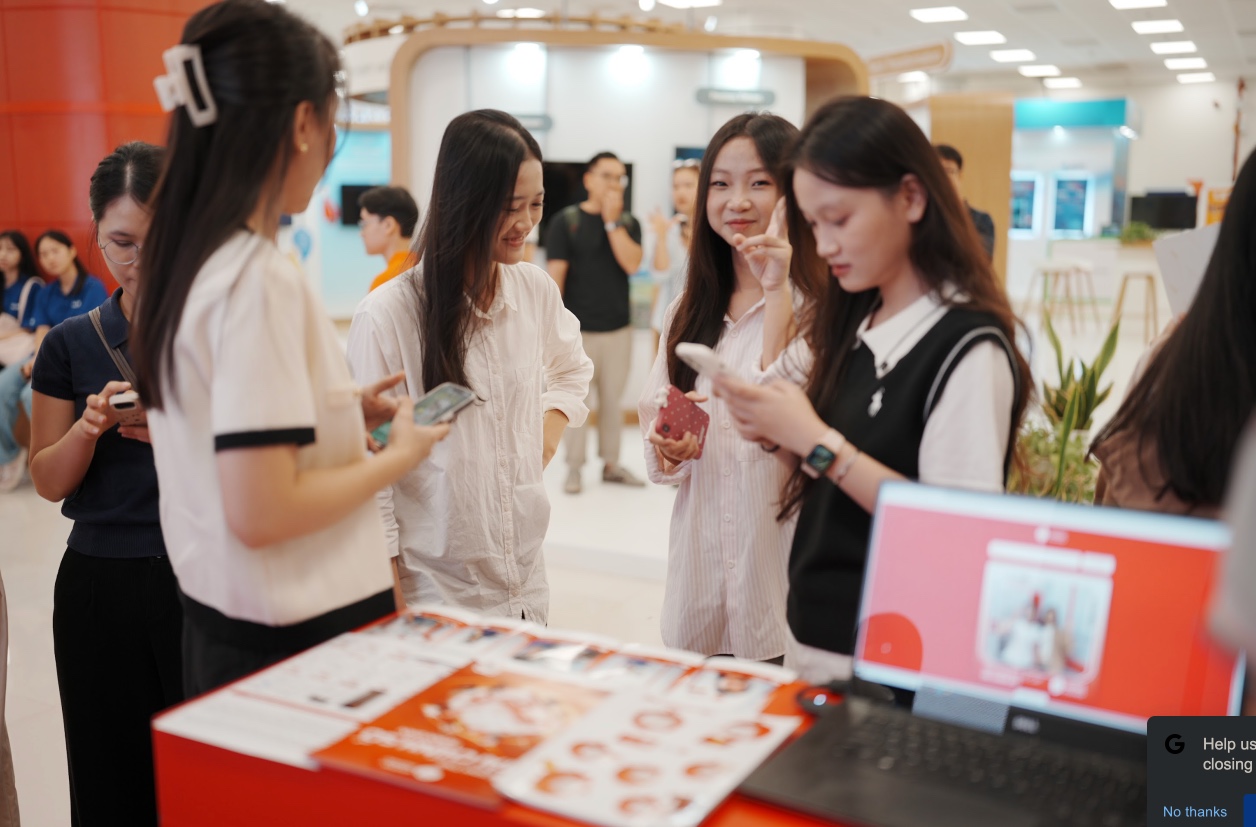 Triển Lãm Viie 2025: Hàng Nghìn Bạn Trẻ Đổ Về Khám Phá Công Nghệ, Trải Nghiệm Chuyển Đổi Xanh Và Tài Chính Số- Ảnh 13. Triển Lãm Viie 2025: Hàng Nghìn Bạn Trẻ Đổ Về Khám Phá Công Nghệ, Trải Nghiệm Chuyển Đổi Xanh Và Tài Chính Số- Ảnh 13.