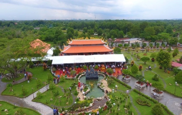 'Vua hài' đi bán mía từ 10 tuổi, giờ sở hữu nhà thờ 100 tỷ đồng- Ảnh 2.