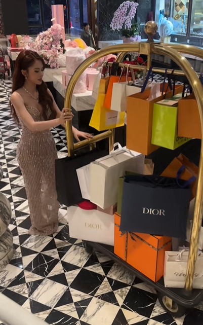 Sinh nhật &ldquo;8 ngh&igrave;n l&aacute; 2 ngh&igrave;n x&ocirc;i&rdquo; v&agrave; toan t&iacute;nh của H&agrave; M&ocirc;i- Ảnh 9.