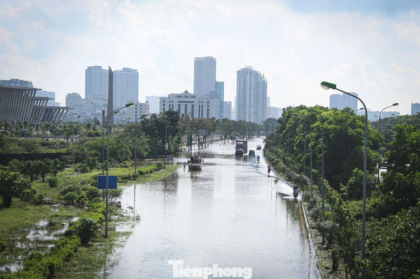 Đường gom Đại lộ Thăng Long vẫn ngập, xe nối đuôi ùn dài hàng km- Ảnh 5.