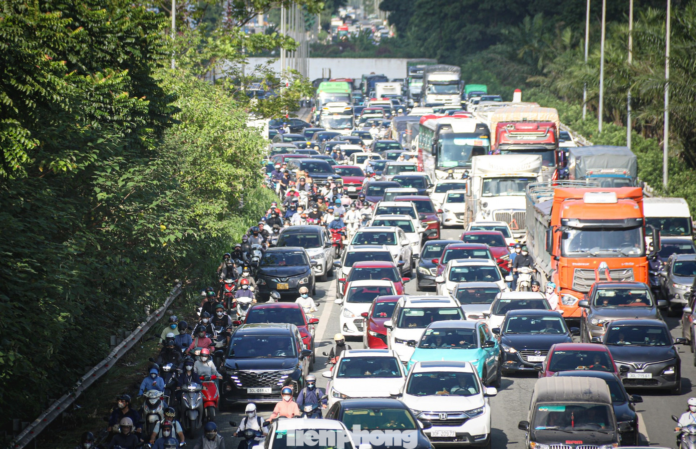 Đường gom Đại lộ Thăng Long vẫn ngập, xe nối đuôi ùn dài hàng km- Ảnh 7.