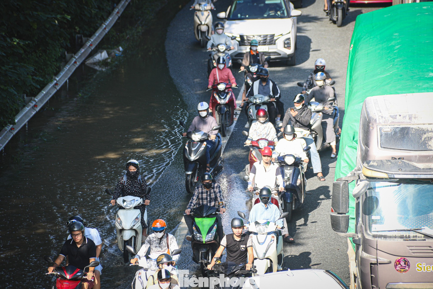 Đường gom Đại lộ Thăng Long vẫn ngập, xe nối đuôi ùn dài hàng km- Ảnh 8.