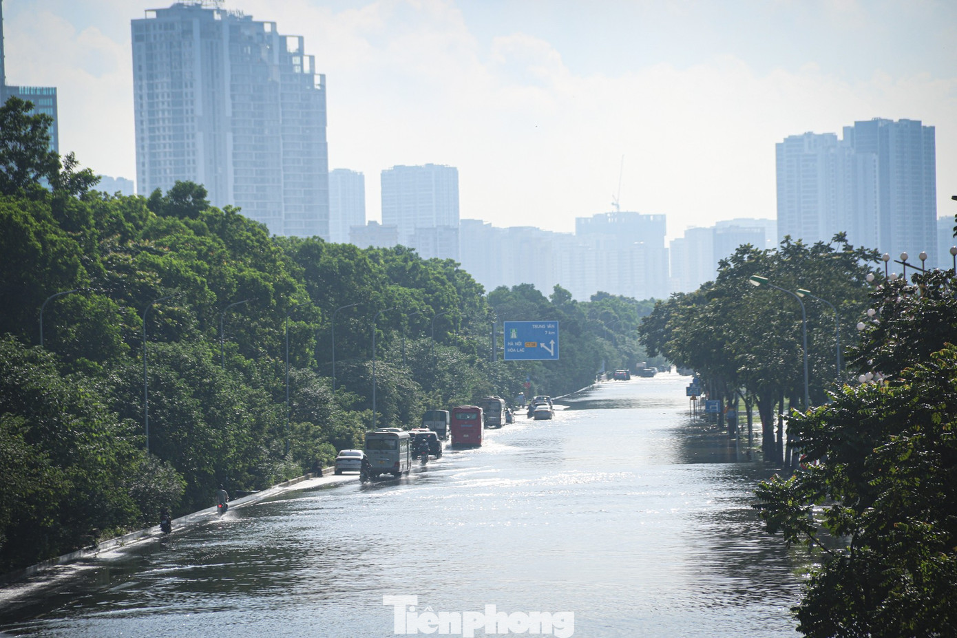 Đường gom Đại lộ Thăng Long vẫn ngập, xe nối đuôi ùn dài hàng km- Ảnh 6.