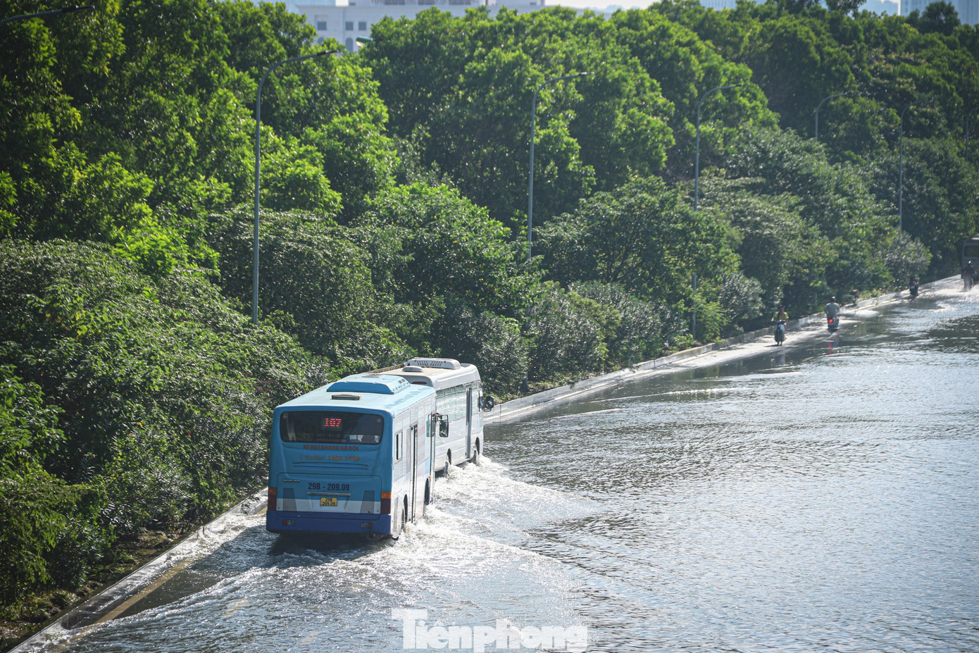 Đường gom Đại lộ Thăng Long vẫn ngập, xe nối đuôi ùn dài hàng km- Ảnh 12.