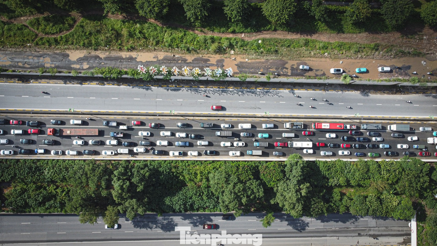 Đường gom Đại lộ Thăng Long vẫn ngập, xe nối đuôi ùn dài hàng km- Ảnh 11.