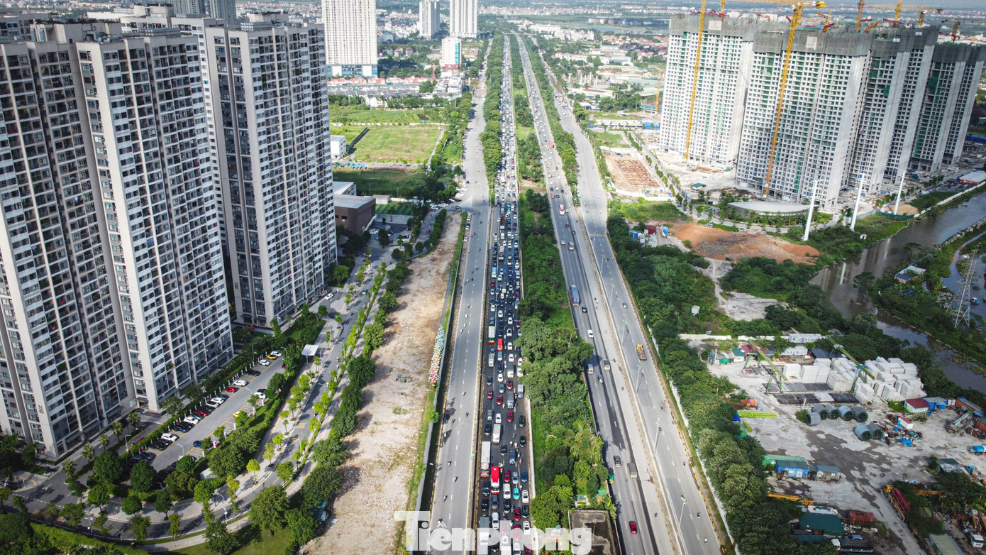 Đường gom Đại lộ Thăng Long vẫn ngập, xe nối đuôi ùn dài hàng km- Ảnh 1.