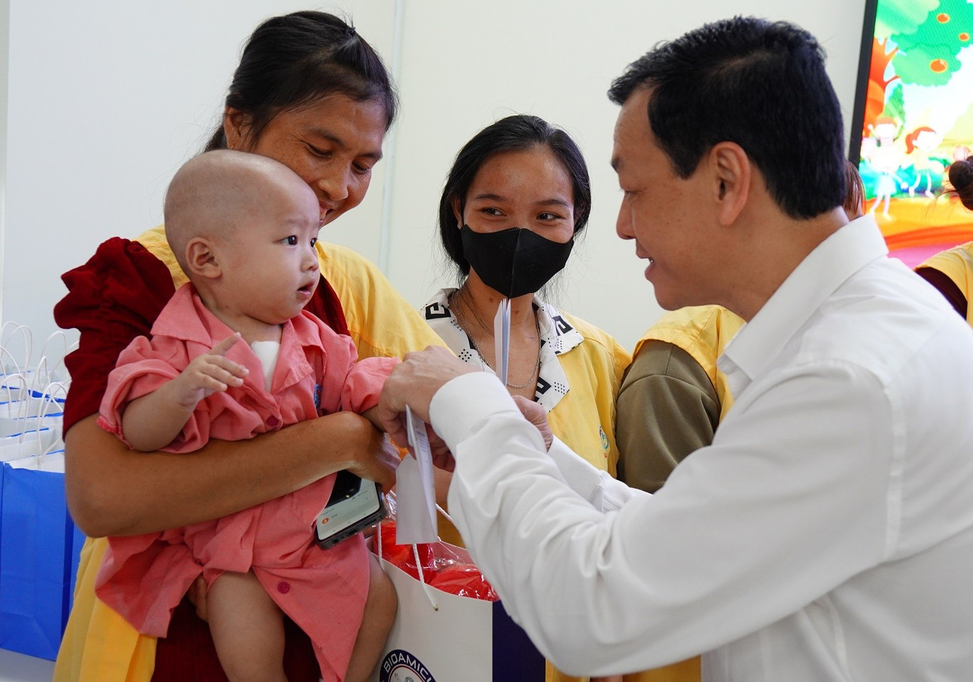 Tết Trung Thu Ấm Áp Đến Sớm Với Bệnh Nhi Và Trẻ Mồ Côi- Ảnh 3. Tết Trung Thu Ấm Áp Đến Sớm Với Bệnh Nhi Và Trẻ Mồ Côi- Ảnh 3.