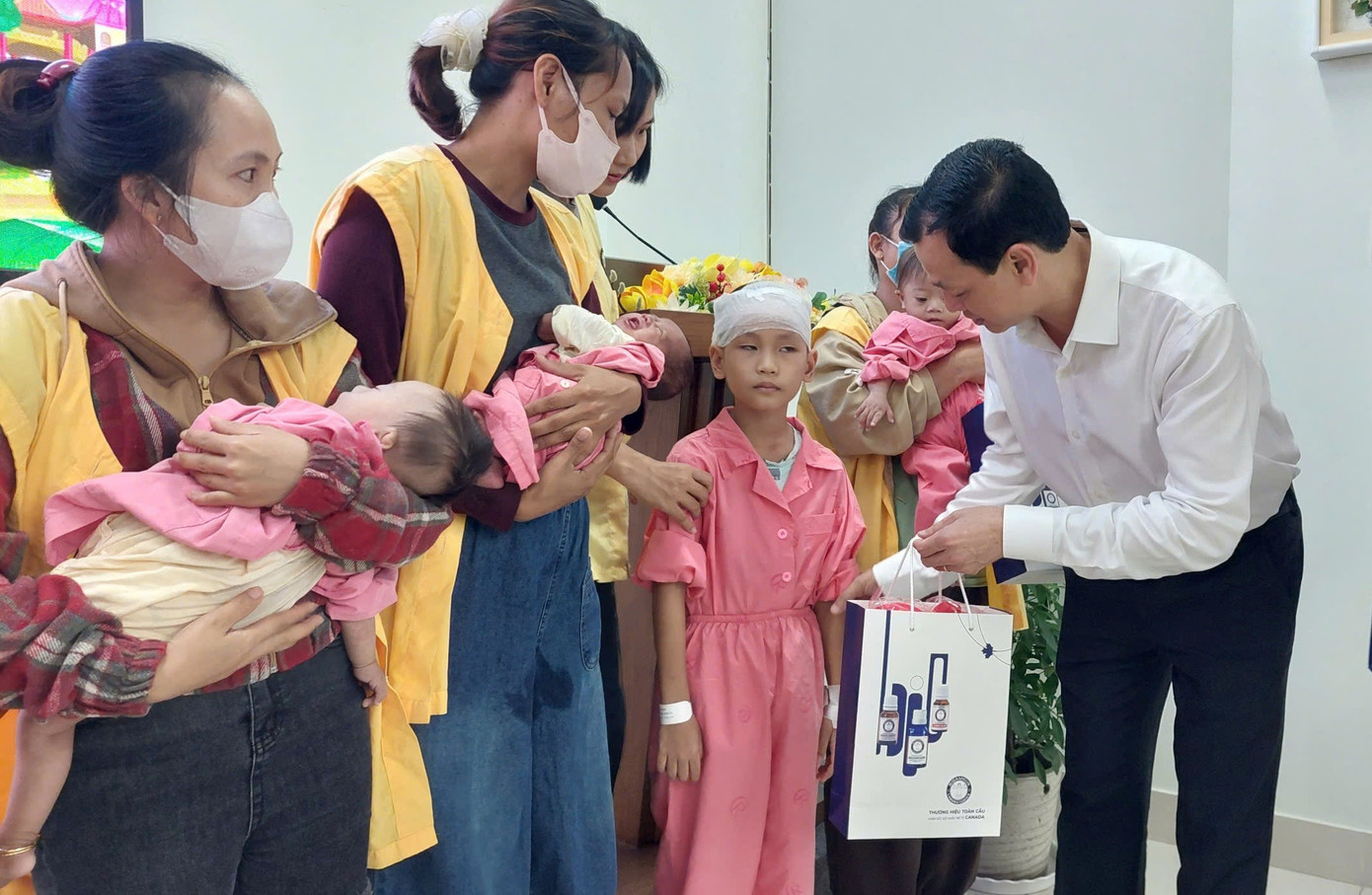 Tết Trung Thu Ấm Áp Đến Sớm Với Bệnh Nhi Và Trẻ Mồ Côi- Ảnh 7. Tết Trung Thu Ấm Áp Đến Sớm Với Bệnh Nhi Và Trẻ Mồ Côi- Ảnh 7.