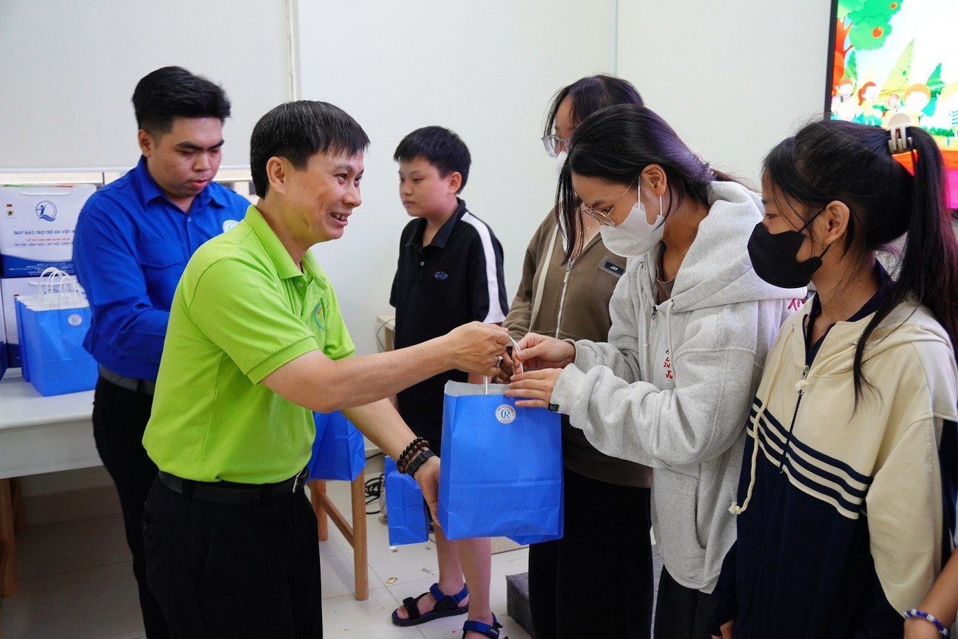 Tết Trung Thu Ấm Áp Đến Sớm Với Bệnh Nhi Và Trẻ Mồ Côi- Ảnh 5. Tết Trung Thu Ấm Áp Đến Sớm Với Bệnh Nhi Và Trẻ Mồ Côi- Ảnh 5.