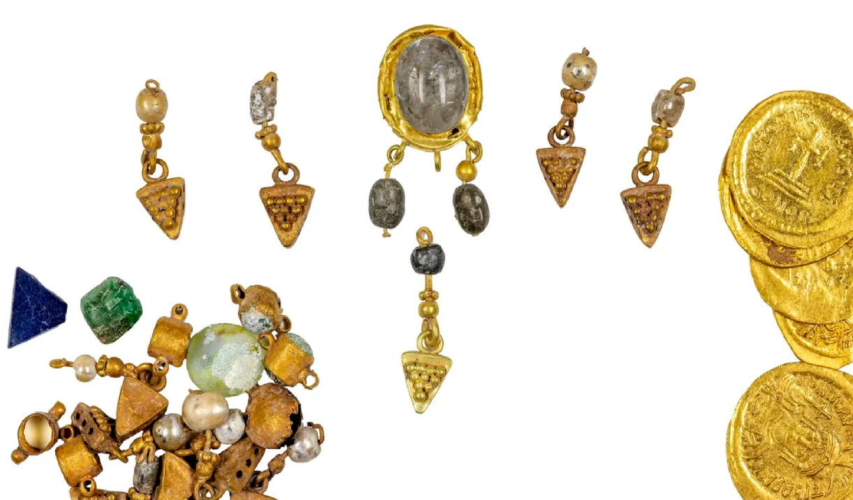 Còi rú inh ỏi khi máy quét qua tảng đá, phát hiện kho báu gần 100 đồng vàng nguyên chất, trang sức đính ngọc trai, chuyên gia thảng thốt: ‘Hiếm có khó tìm’- Ảnh 1. Còi rú inh ỏi khi máy quét qua tảng đá, phát hiện kho báu gần 100 đồng vàng nguyên chất, trang sức đính ngọc trai, chuyên gia thảng thốt: ‘Hiếm có khó tìm’- Ảnh 1.