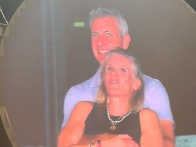 Cựu CEO bị bắt ngoại tình tại concert Coldplay xuất hiện hạnh phúc bên vợ “chính thất” sau 3 tháng nổi tiếng bất đắc dĩ- Ảnh 2.