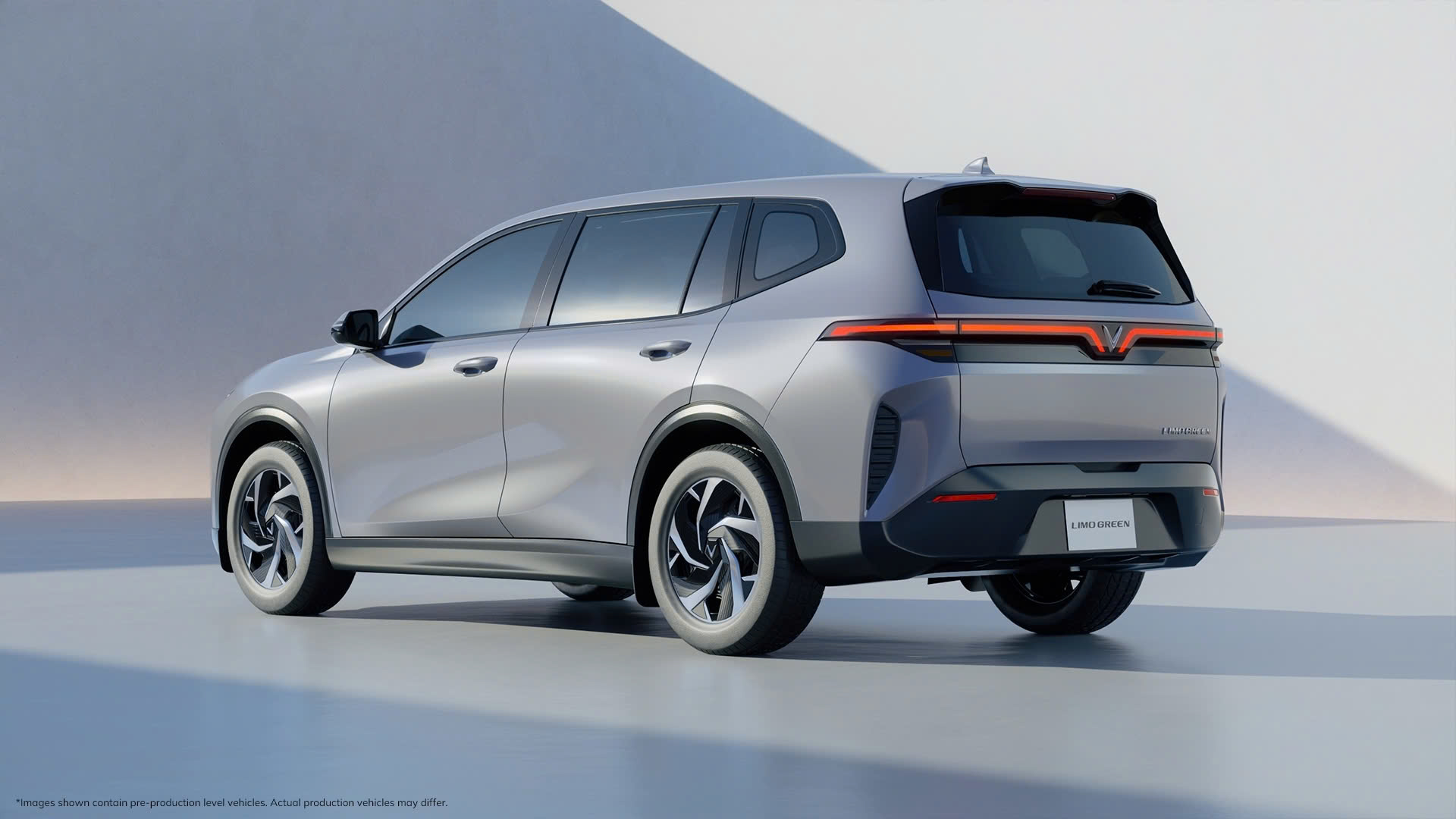 Bàn giao đến tay khách Việt chưa đầy 2 tháng, mẫu MPV điện đầu tiên của tỷ phú Phạm Nhật Vượng đã rục rịch xuất ngoại?- Ảnh 1.