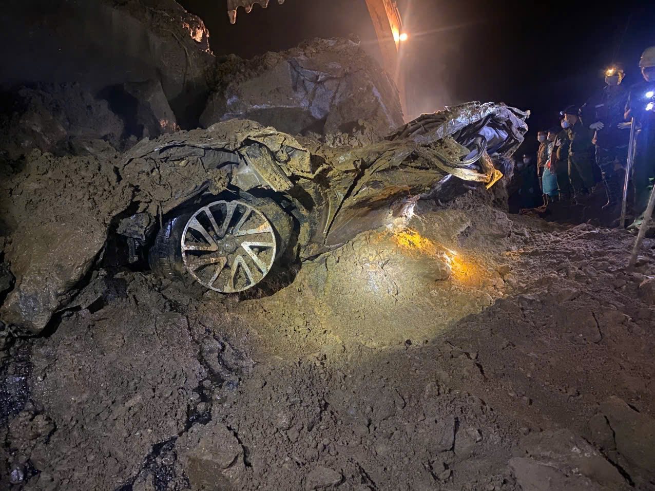 Xe b&aacute;n tải do quản đốc thủy điện điều khiển chở 2 người mất t&iacute;ch: T&igrave;m thấy 2 thi thể- Ảnh 1.