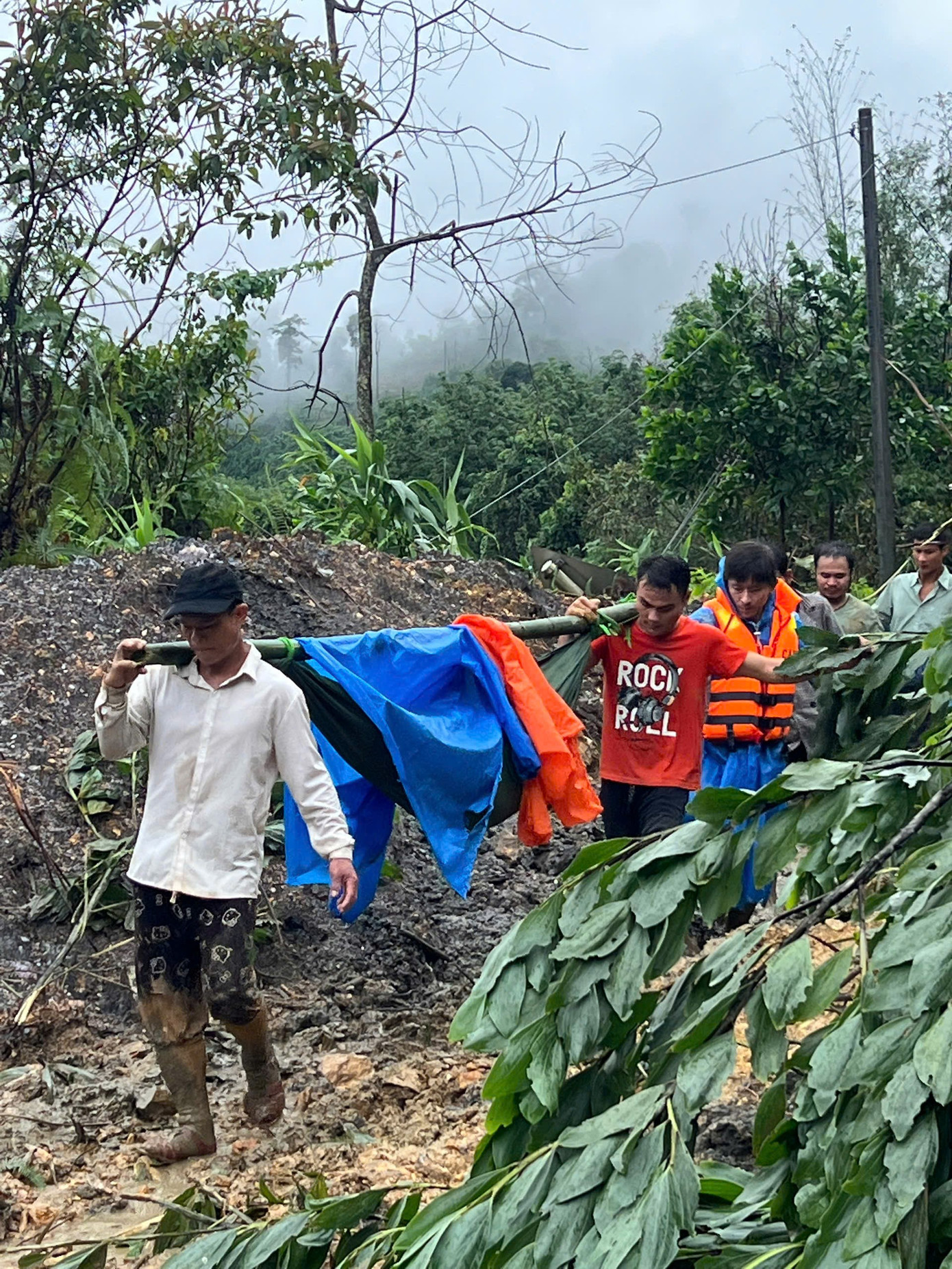 Xuyên đêm vượt 20km đường núi lở, khiêng cáng đưa 3 nạn nhân nguy kịch đi cấp cứu- Ảnh 3. Xuyên đêm vượt 20km đường núi lở, khiêng cáng đưa 3 nạn nhân nguy kịch đi cấp cứu- Ảnh 3.